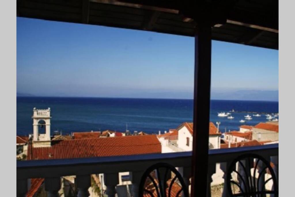Ueber Den Daechern Von Koroni Esterno foto