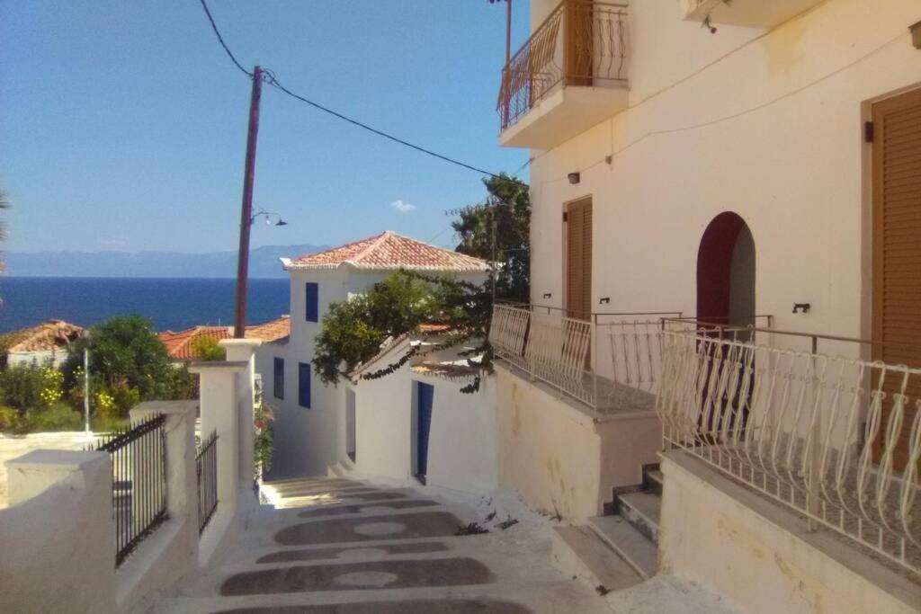 Ueber Den Daechern Von Koroni Esterno foto