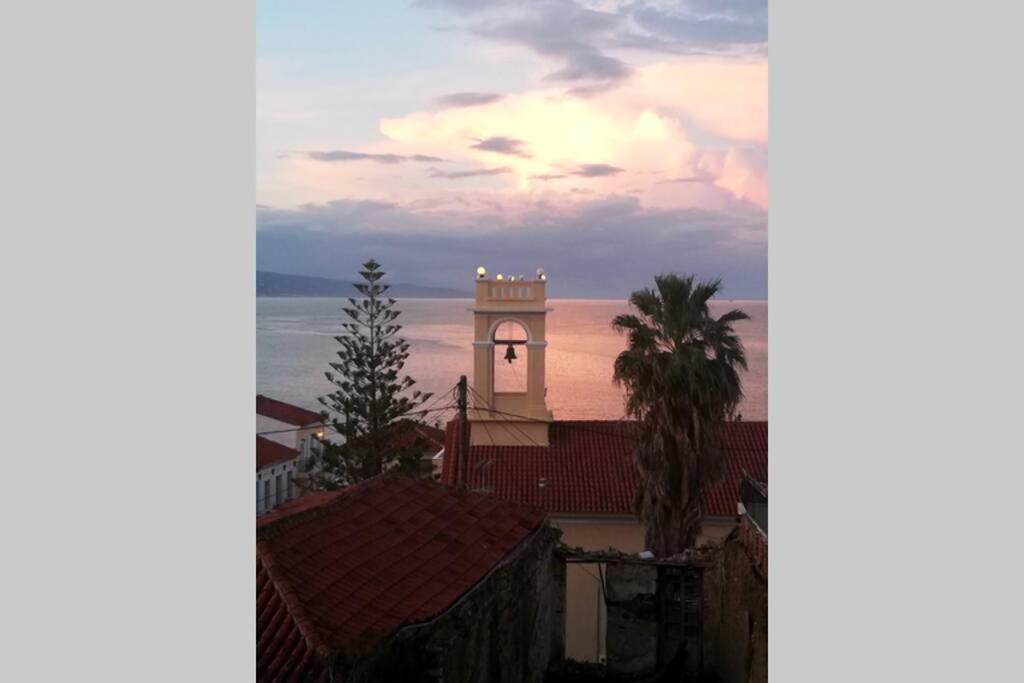 Ueber Den Daechern Von Koroni Esterno foto
